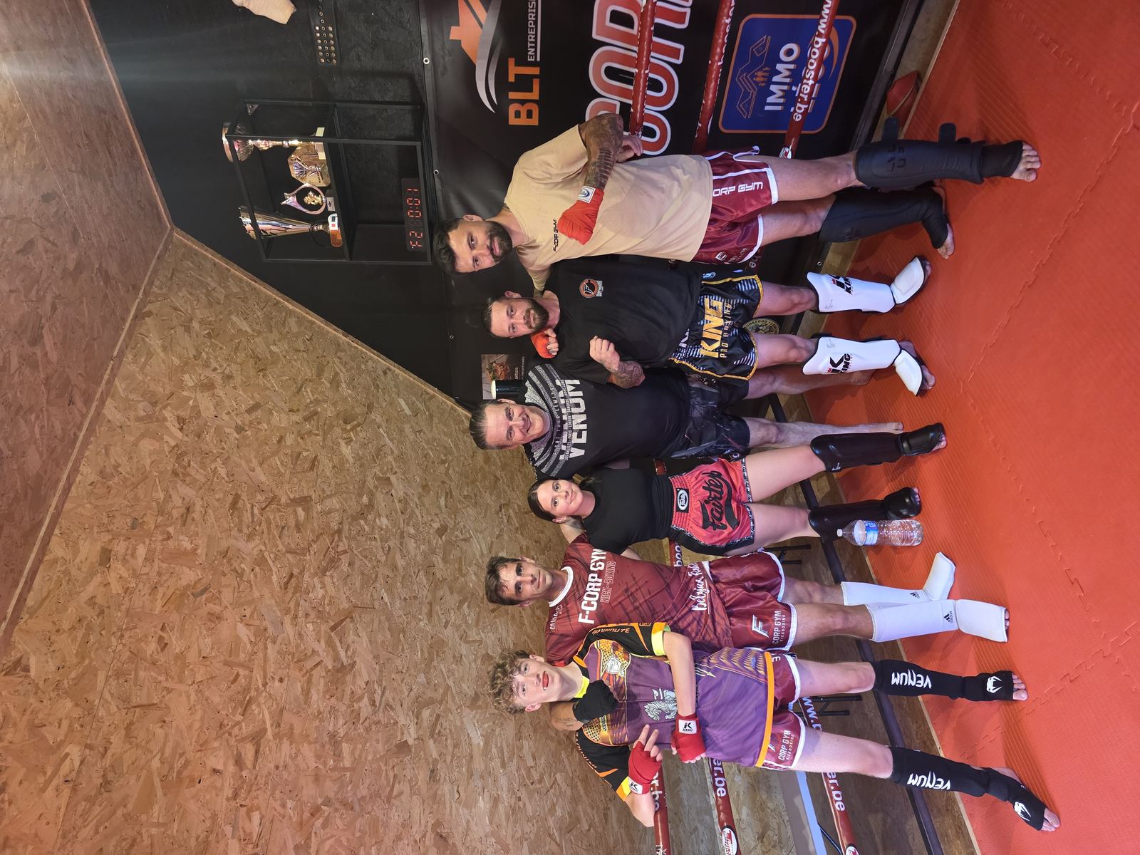 Équipe F-Corp Gym au bord du ring