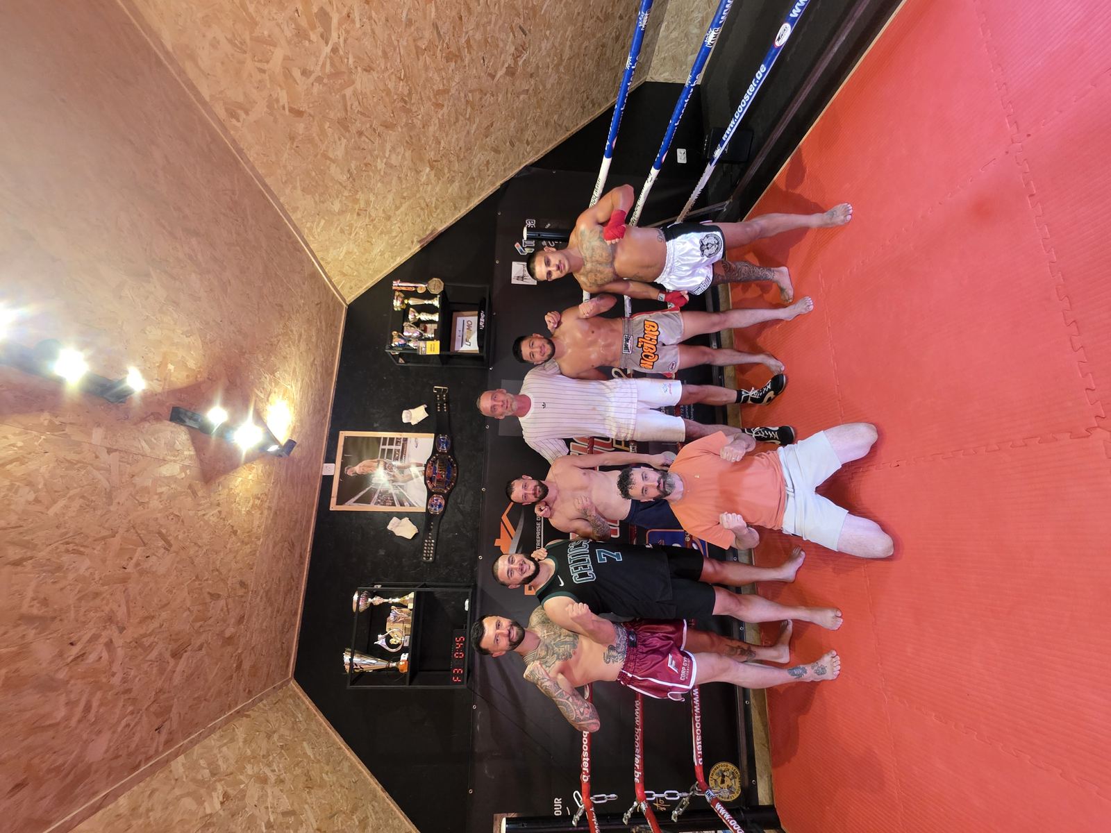 Groupe au bord du ring