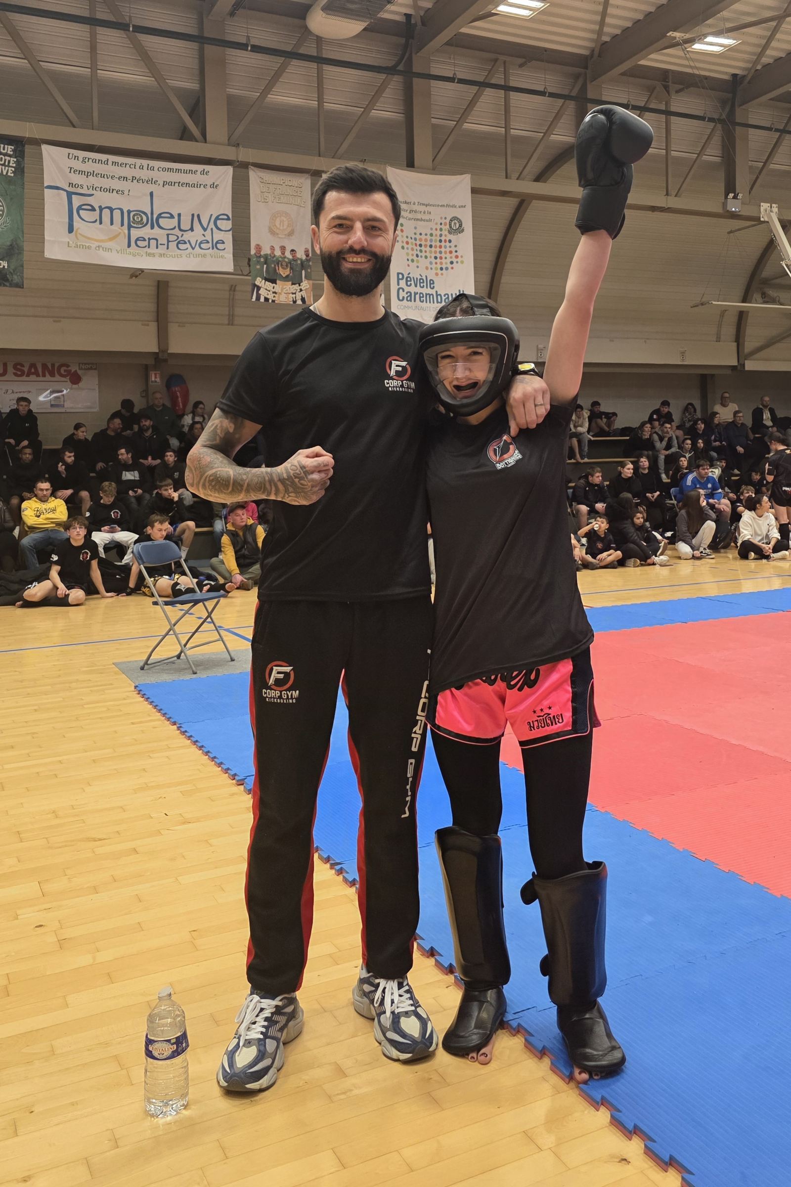 Combattant F-Corp Gym avec trophée et ceinture